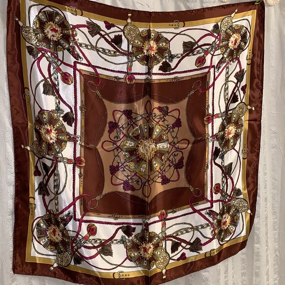 Stunner! Stunning! Spun polyester that is equal to silk! - Picture 7 of 8